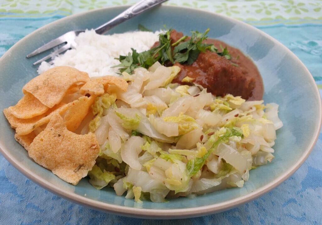 chinese kool met pindasaus, rijst en vis 