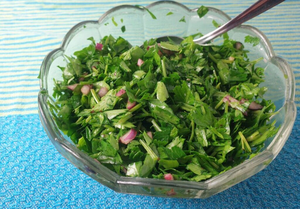 peterseliesalade met rode ui