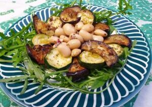 Bonensalade met aubergine, courgette en rucola