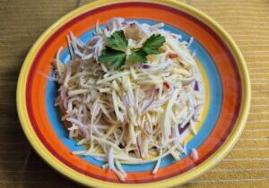 salade van meiraap met rode ui en limoen