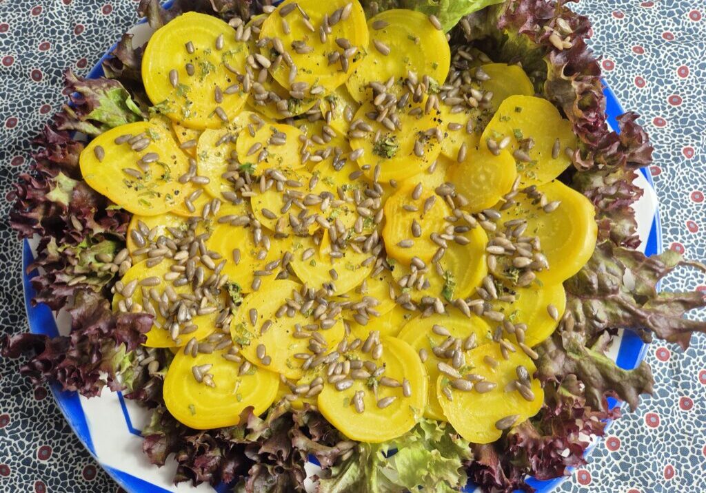 salade van gele bietjes met zonnebloempitjes