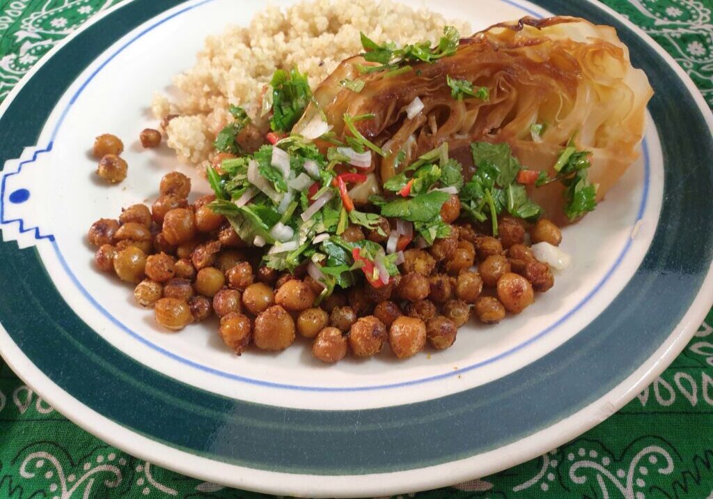 gestoofde spitskool met gebakken kikkererwten
