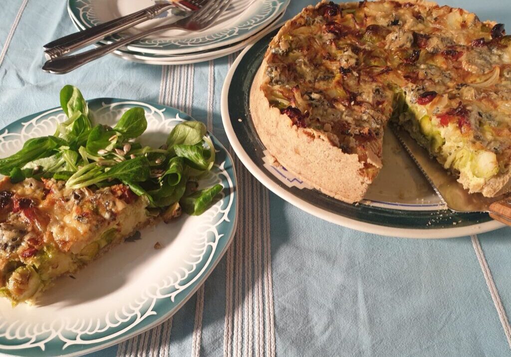 taart met spruitjes en blauwe kaas