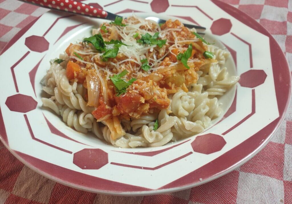 pasta met een saus van tomaat en geraspte bloemkool