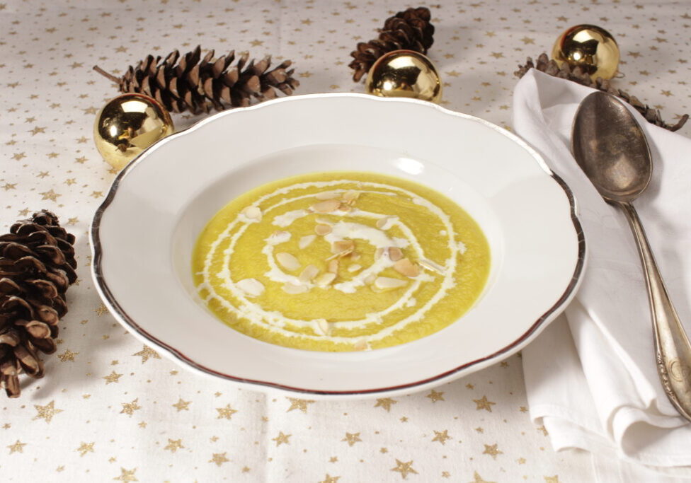 een mooie gele sope van biet, met room en amndelsnippers gegarneerd
