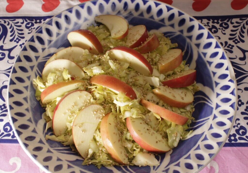 Salade van spitskool met appelschijfjes en sesamzaadjes