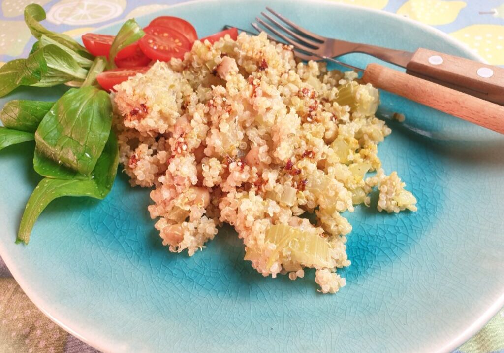Quinoa met bleekselderij en een toefje salade en tomaatjes
