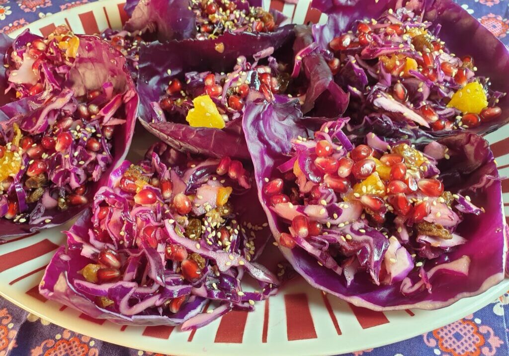 rode kool salade met granaatappel en sinaasappel