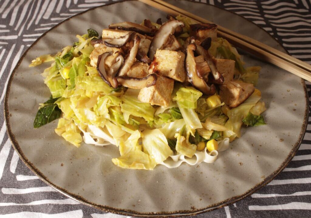 Savooie kool met noedels, tofu en gebakken paddenstoelen