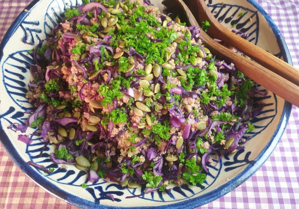 salade van Rode kool en couscous, met pompoenpitjes en peterselie