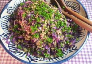 salade van Rode kool en couscous, met pompoenpitjes en peterselie