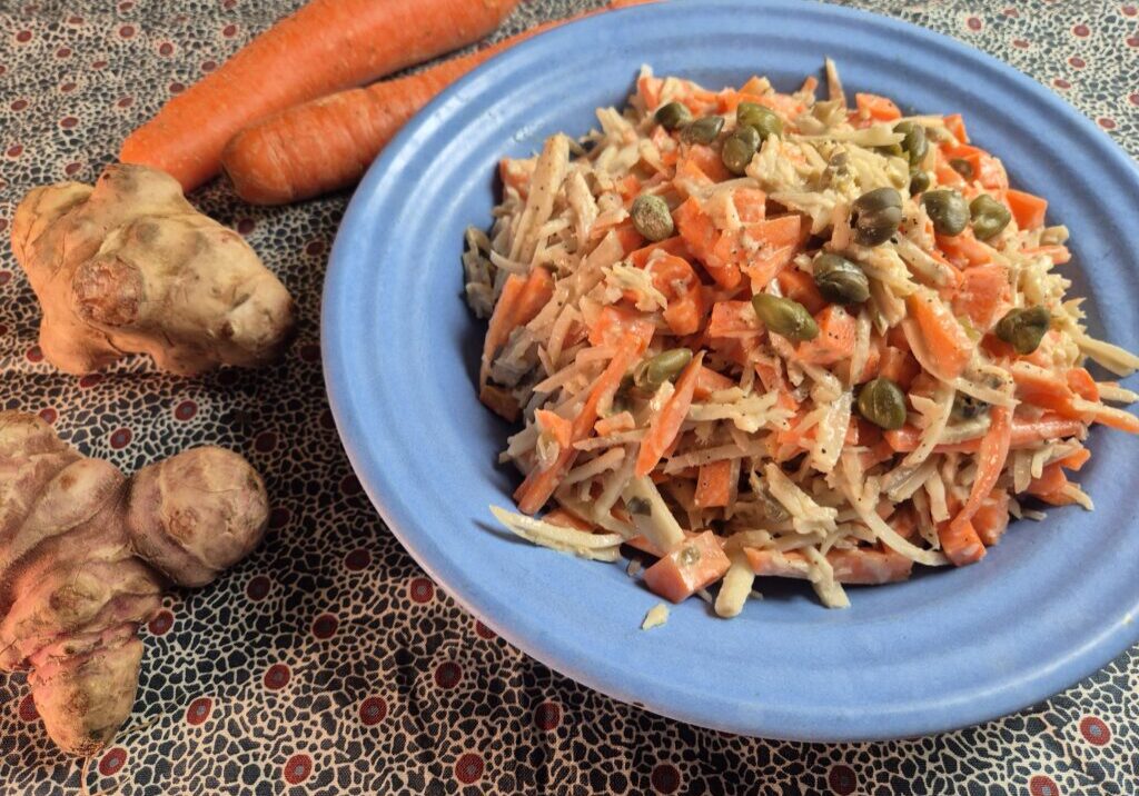 een salade van aardpeer en wortel, met kappertjes bestrooid
