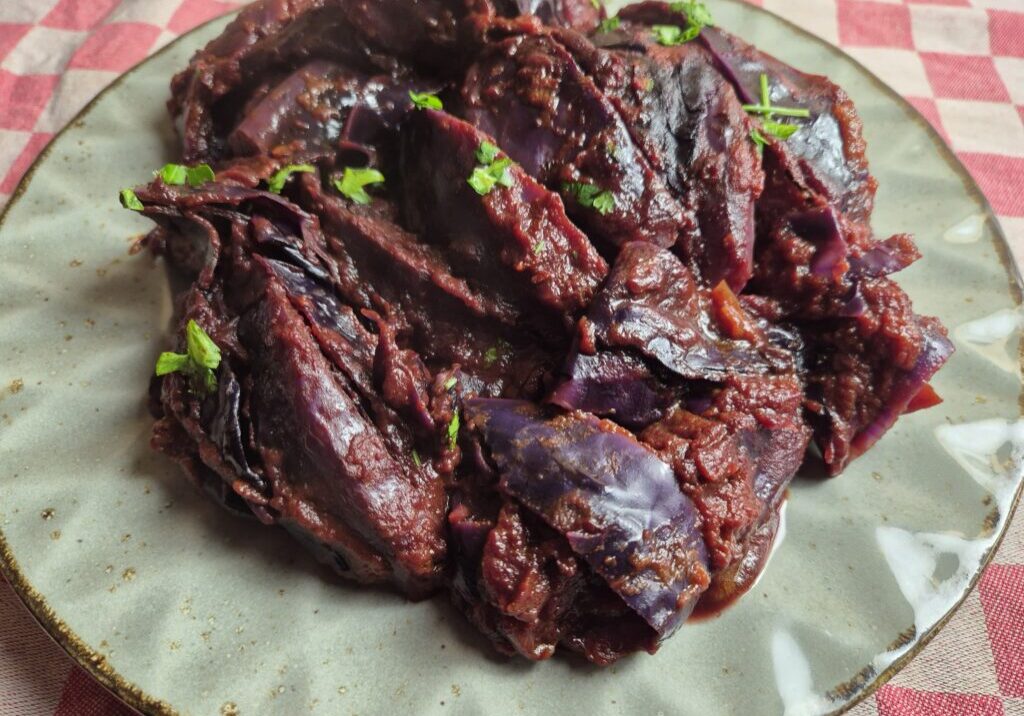 rode kool gestoofd in tomatensaus