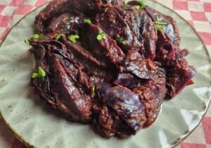 rode kool gestoofd in tomatensaus