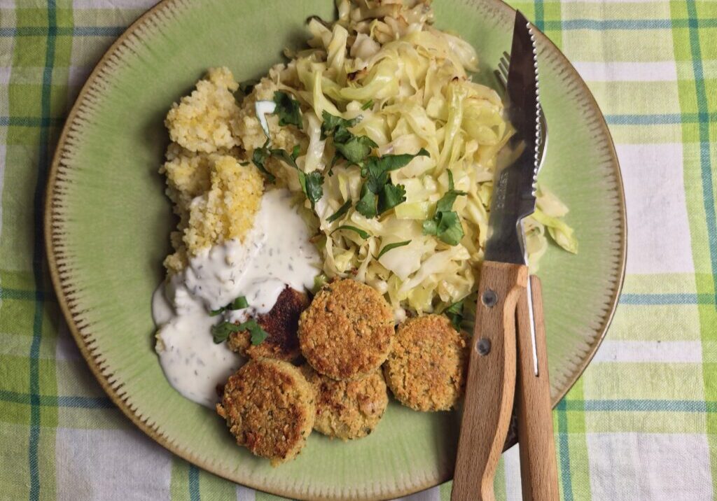 spitskool, falafel en yoghurtsaus en gekookte gierst
