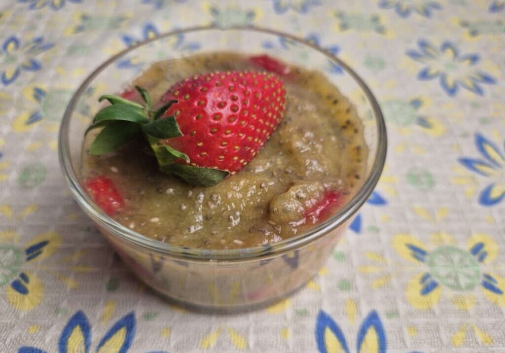 toetje van gele biet en chiazaad, gegarneerd met aardbei