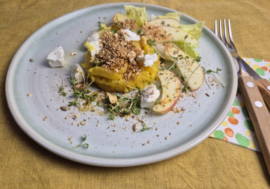 tartaar van gele biet met appel, geitenkaas en dukkah