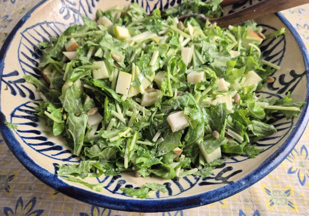 salade van raapstelen met appel, stukjes kaas en pompoenpitjes