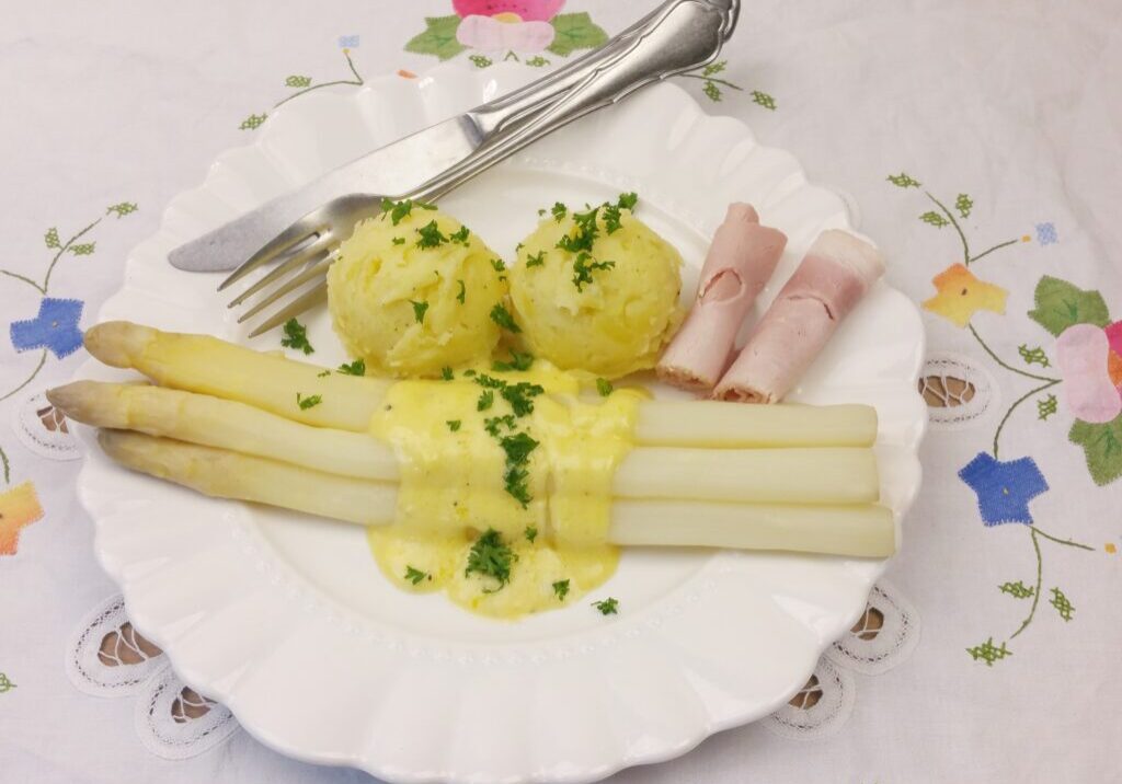 asperges met hollandaise saus, aardappelpuree en ham