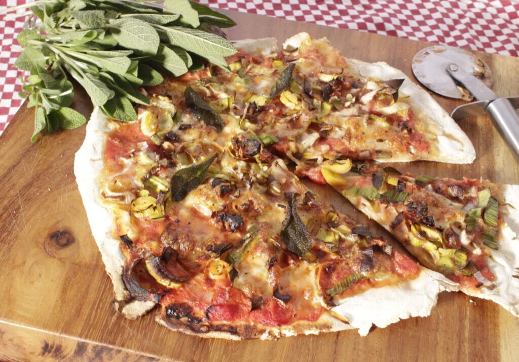 pizza met prei, tomaat en salie