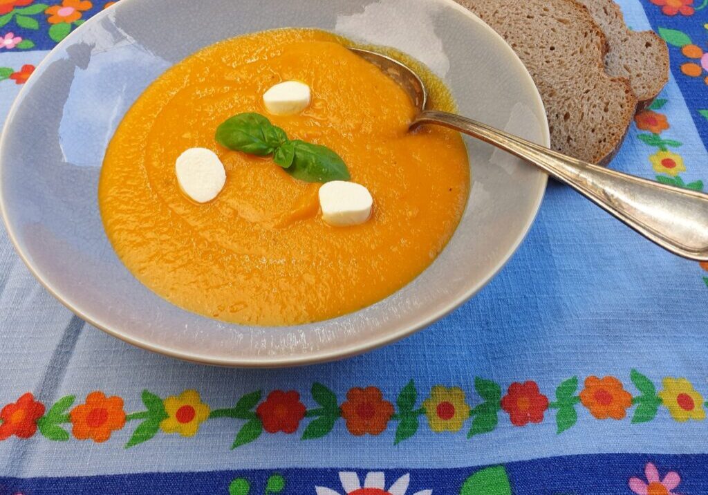 franse koude wortelsoep met sinaasappel en mozzarella