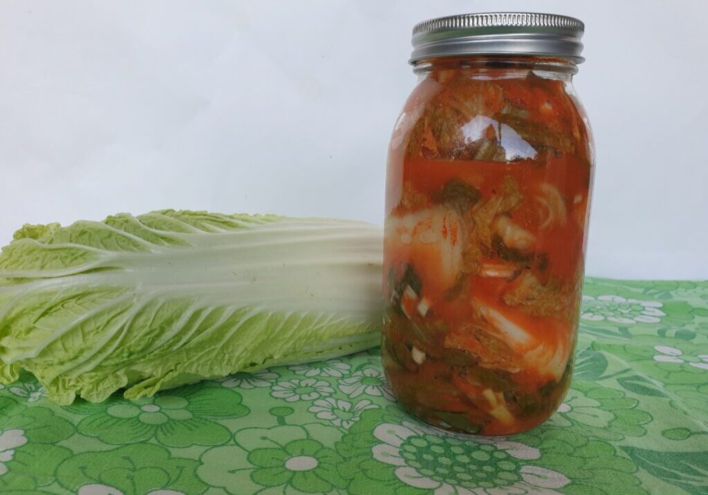Pot met kimchi en een Chinese kool