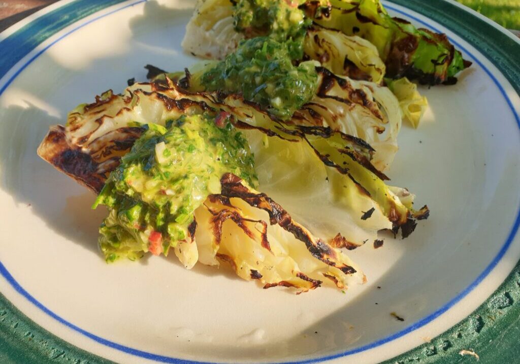 spitskool van de barbecue met groene chimichurri saus
