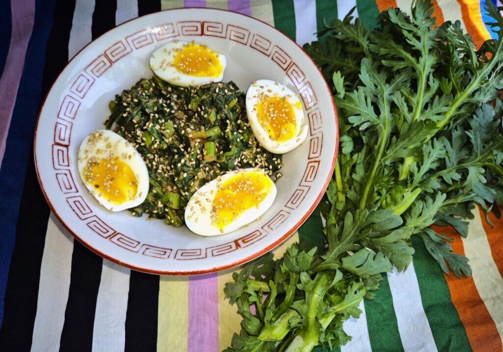 Tong ho salade met zacht gekookte eieren er op 