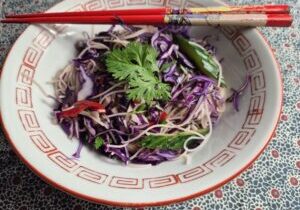 salade met noodles en rode kool