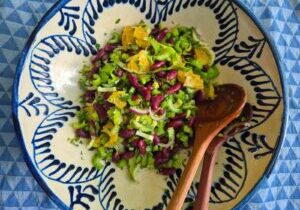 bleekselderijsalade met bonen en sinaasappel