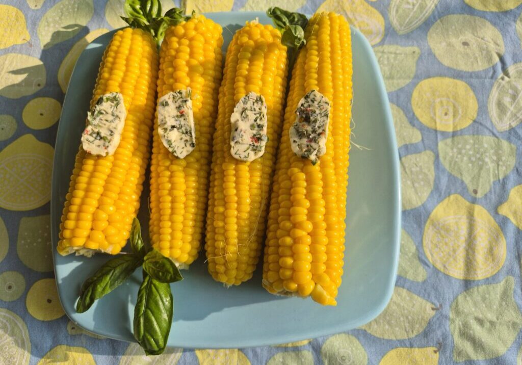 mais met basilicum-boter