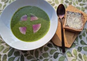 sope van radijsblad, gegarneerd met plakjes chinese radijs. mooi groen met roze 