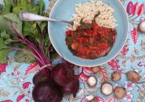curry van bosbiet, linzen en champignons met rijst geserveerd
