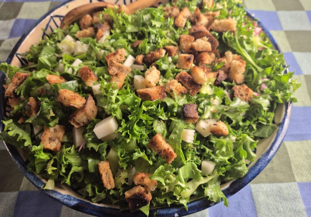 andijviesalade met croutons en blokjes geitenkaas