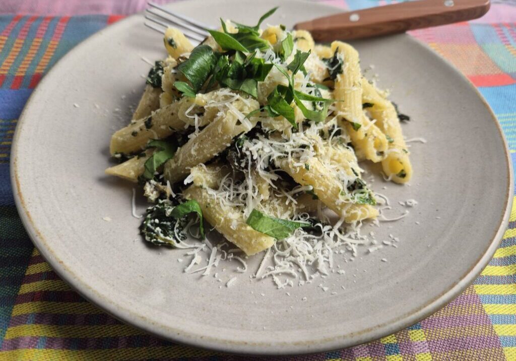 pasta met bleekselderijblad en kappertjes