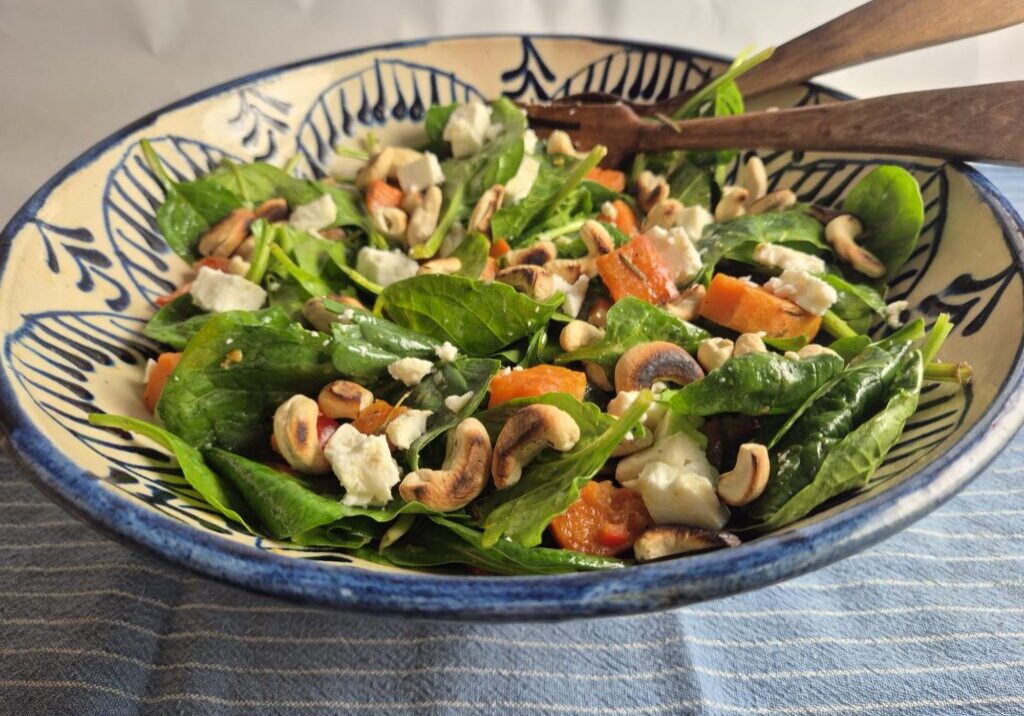 salade van spinazie, bataat, feta en noten
