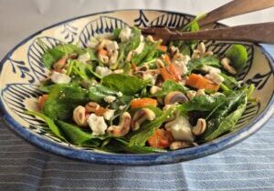 salade van spinazie, bataat, feta en noten