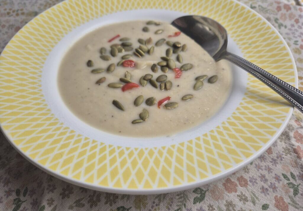 Knolselderijsoep met pompoenpitjes en rode peper