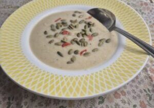 Knolselderijsoep met pompoenpitjes en rode peper