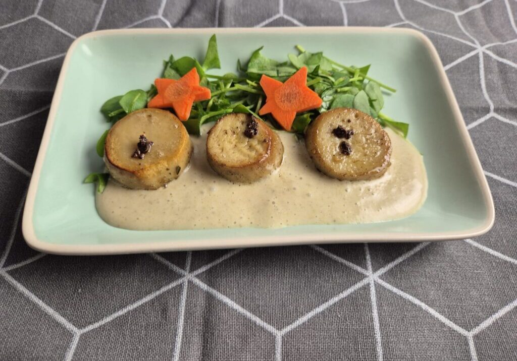 Eryngii gereserveerd als Sint-Jacobsschelp, met saus en winterpostelein
