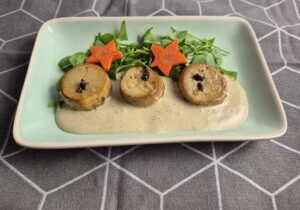 Eryngii gereserveerd als Sint-Jacobsschelp, met saus en winterpostelein
