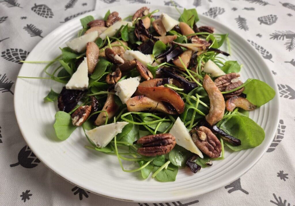 salade met geroosterde stoofpeer, rode ui en blauwe kaas