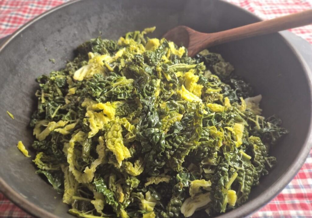 gestoofde savooi kool met karwijzaad