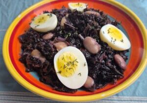 rode boerenkool met bonen en ei