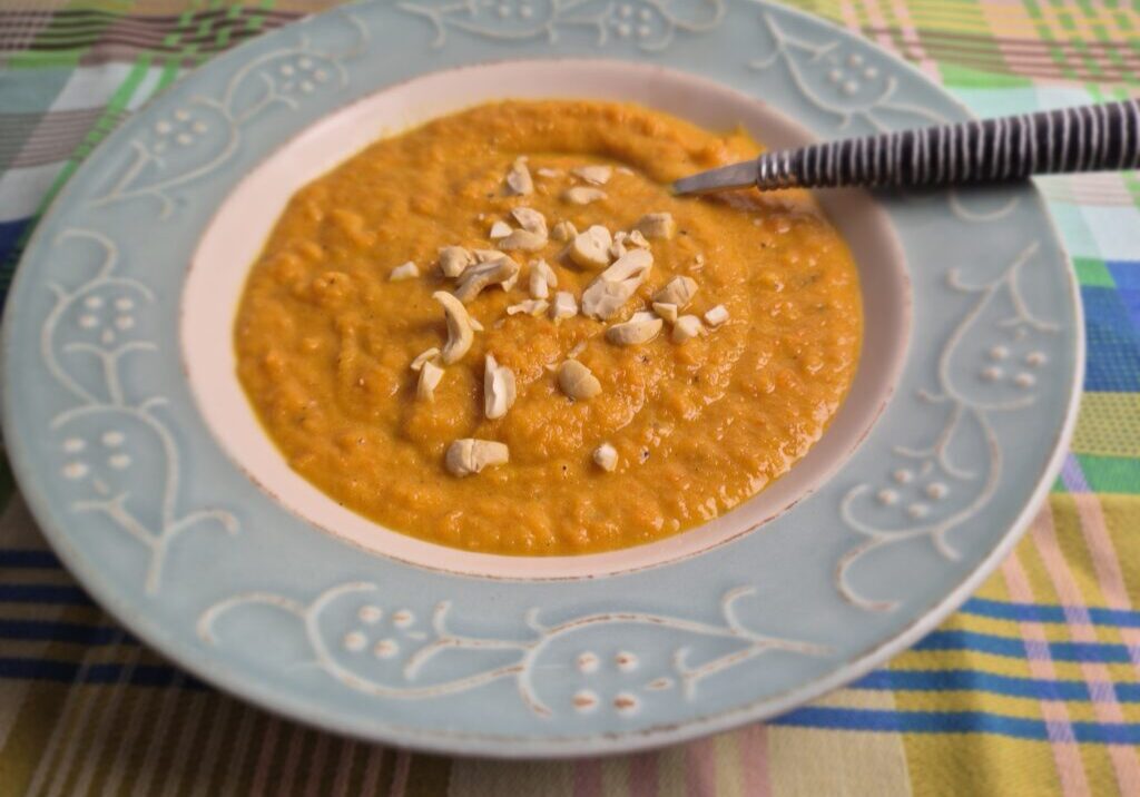 soep van wortels, bestrooid me wat gehakte cashewnoten