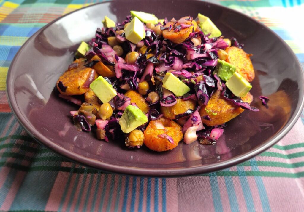 salade van bataat, rode kool en kikkererwten