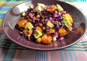 salade van bataat, rode kool en kikkererwten