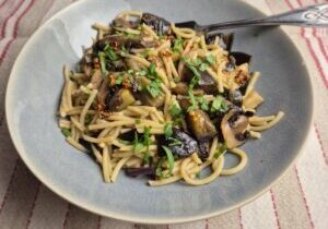 aubergine, courgette ne paddenstoelen met noedels