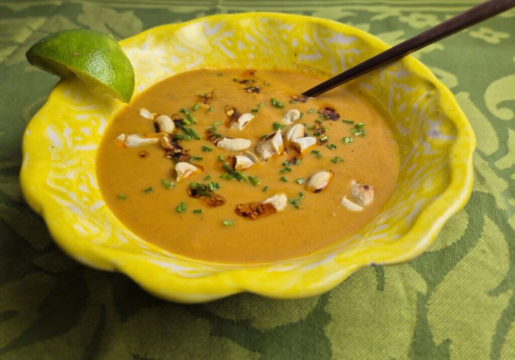 soep van zoete aardappel met cashewnootjes en chili-olie