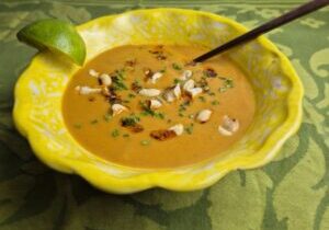 soep van zoete aardappel met cashewnootjes en chili-olie